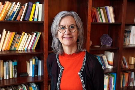 Lector Zorg rond het Levenseinde Anne Goossensen voor een boekenkast