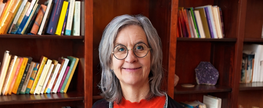 Lector Zorg rond het Levenseinde Anne Goossensen voor een boekenkast